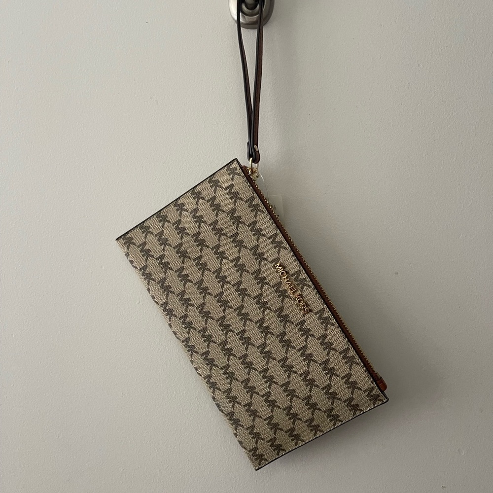 Michael Kors- Jet Set Large Zip Clutch Wristlet